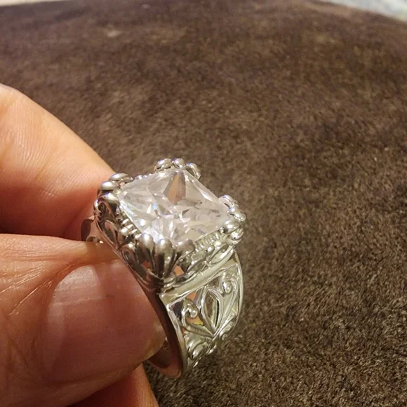 Elegant Silpada Up Town Ring with Clear Gemstone - Picture 4 of 8
